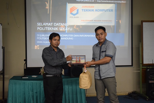 Foto Penyerahan Cinderamata