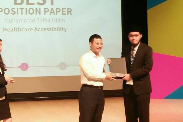 Muhammad Saiful Islam : Best Position Paper Award S Rajaratnam Endowment – Youth Model ASEAN Conference Pemberian Penghargaan kepada Saiful