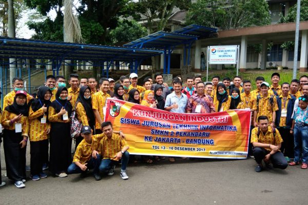 JTK POLBAN Terima Kunjungan SMKN 2 Pekanbaru Foto Bersama Rombongan SMKN 2 Pekanbaru dan JTK