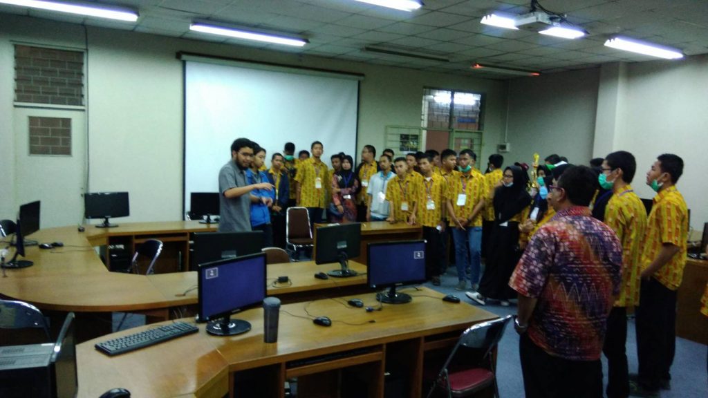 Suasana Tur Laboratorium