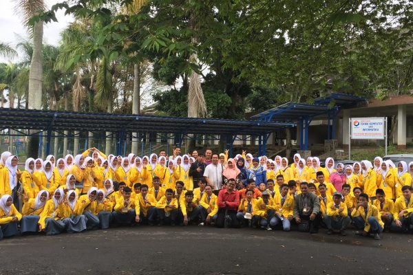 SMK Dinamika Arjawinangun Cirebon Kunjungi JTK Polban Foto Bersama SMK Dinamika Arjawinangun