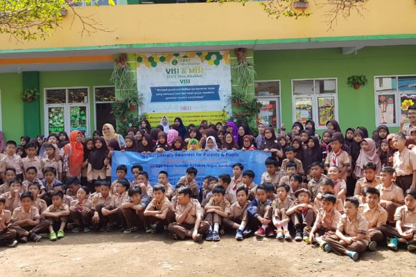 Digital Literacy Awareness for Parents and Pupils, Pengabdian kepada Masyarakat Dosen JTK di SDIT Ibnu Khaldun Digital Literacy Awareness (1)