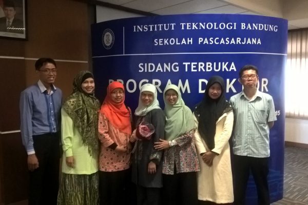 Pencapaian Gelar Doktor Dosen JTK, Dr. Nurjannah Syakrani Foto utama: dosen-dosen JTK berfoto bersama Dr. Nurjannah Syakrani. Dari kiri ke kanan: Priyanto Hidayatullah, Santi Sundari, Ani Rahmani, Dr. Nurjannah, Ida Suhartini, Ade Hodijah, dan Joe Lian Min.
