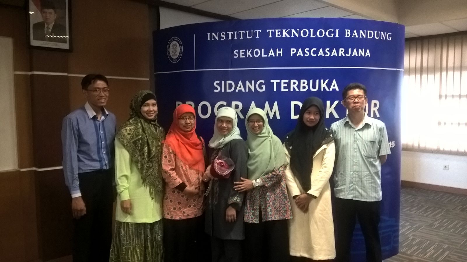 Foto utama: dosen-dosen JTK berfoto bersama Dr. Nurjannah Syakrani. Dari kiri ke kanan: Priyanto Hidayatullah, Santi Sundari, Ani Rahmani, Dr. Nurjannah, Ida Suhartini, Ade Hodijah, dan Joe Lian Min.